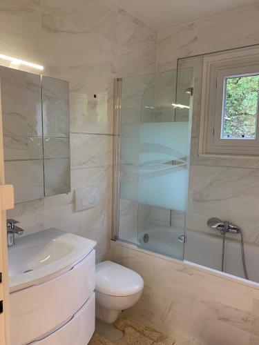 Rooms in the villa near the airport, share bathroom and share kitchen 4