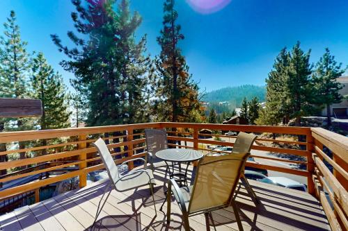 Hilltop Lodge, Stateline