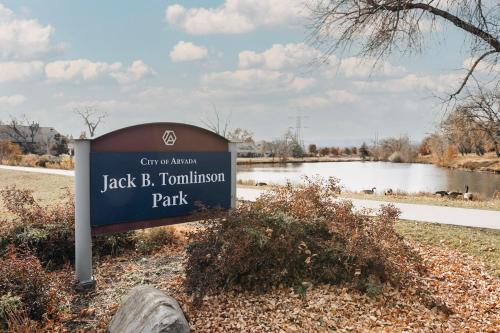 Cozy Retreat w/ Firepit! ~Near Red Rocks -Downtown