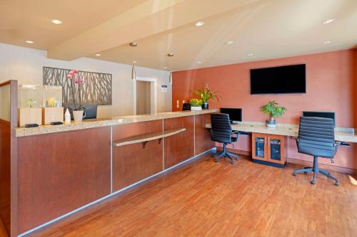 Best Western Plus Emerald Isle Hotel in Sidney, Canada