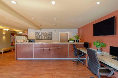 Best Western Plus Emerald Isle Hotel in Sidney, Canada
