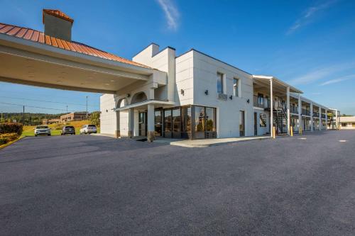 Econo Lodge White Pine Morristown I-81 & I-40 Split in White Pine, USA
