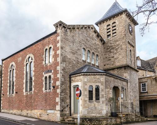 Fresh and Luxurious Stylish, Grade II Listed Church conversion with Workspace, centrally located