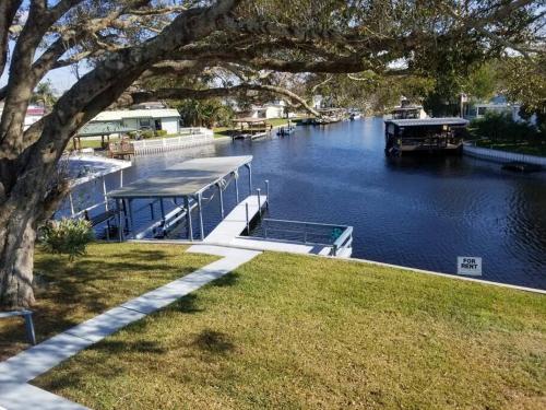 3 Bed, 2 Bath, Waterfront, Dock, Large Driveway - Lake County, FL