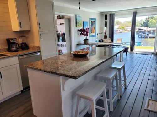 3 Bed, 2 Bath, Waterfront, Dock, Large Driveway in Tavares, USA