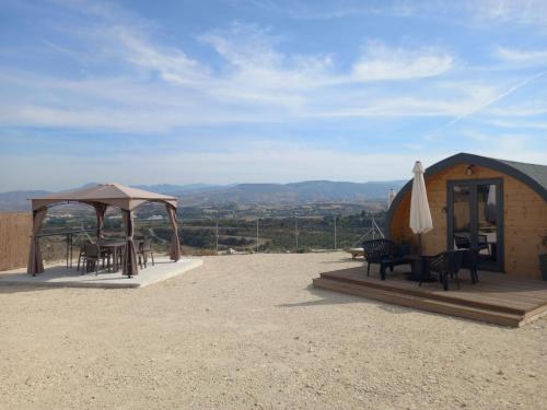 주변 환경, Glamping Pod in 폴리스