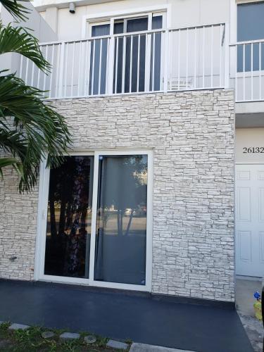 LixyLouis minutes from Miami International Airport in Princeton, USA