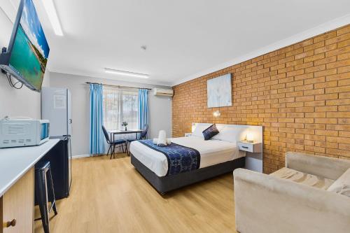 Castlereagh Motor Inn - Tap to explore photos