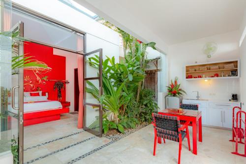 One-Bedroom Poolside Deluxe Suite image 6