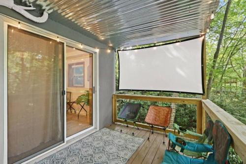 Cozy Mountain Chalet With Hot Tub Outdoor Movie Screen And Fire Place in Banner Elk, USA