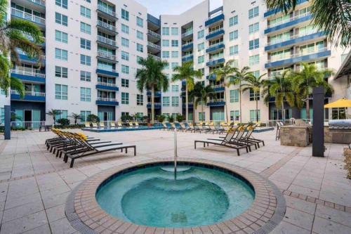 Luxury apt 3 mins to Dt Tampa -Pool-GYM-Balcony