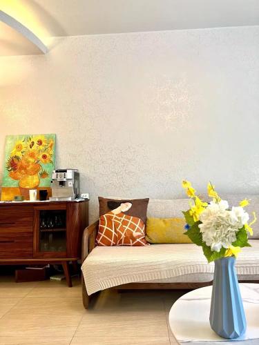 Sunny Apartment, minutes to beach photo 2