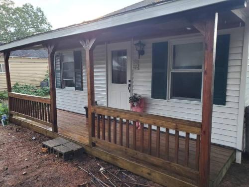 Tranquil 4br lakefront home with wrap around deck