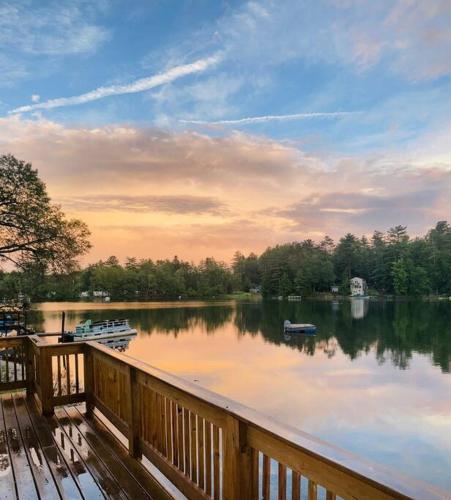 Tranquil 4br lakefront home with wrap around deck