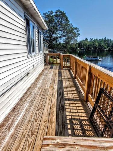 Tranquil 4br lakefront home with wrap around deck