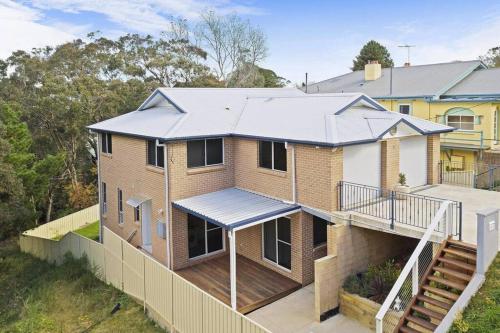 Modern 3-bedroom Katoomba townhouse (nature view)