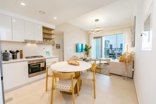 FAM Living - Stylish 1BR Home in Downtown Views 2 - image 6