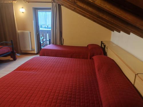 1 queen bed, 2 twin beds