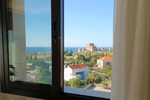 Okolí, Sands Hotel in Jbail