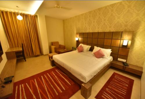 Deluxe Double Room image 2