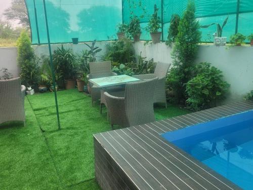 Bungalow with Swimming Pool Stay n Party Venue