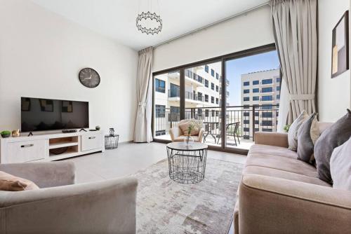 StoneTree - Spacious 2BR Apartment in Golf Views Block A, Dubai