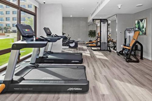 StoneTree - Spacious 2BR Apartment in Golf Views Block A - image 5