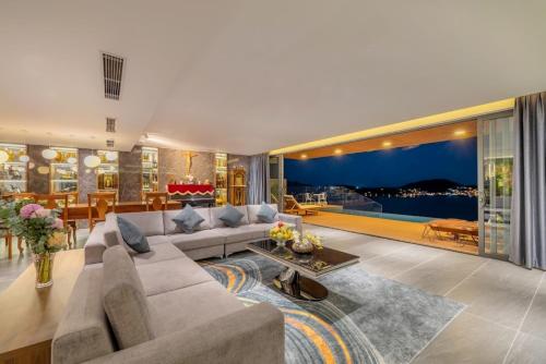 Nha Trang Oceanfront Luxury Villa Anh Nguyen