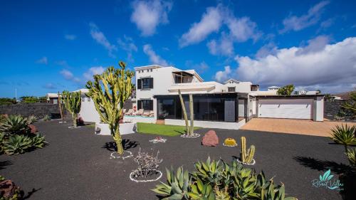 Inviting 3-Bed Villa in Playa Blanca