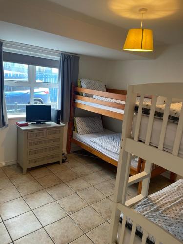 Ground Floor Deluxe Seaside Apartment With Patio & Private Entrance, marine court in Bundoran