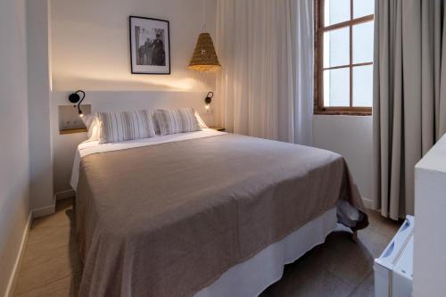 Small Double Room image 3