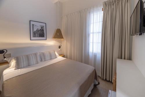 Small Double Room image 1