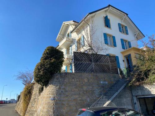 La Maison Bleue à 2 pas du Lac du Neuchâtel (La Maison Bleue a 2 pas du Lac du Neuchatel) in Hauterive