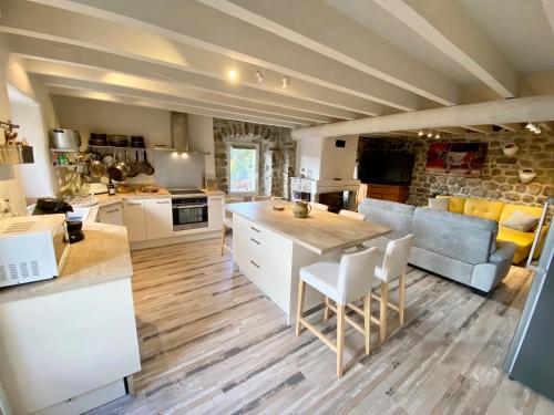 GITE DE GROUPE 160m2, 15p, salle de reception, jardin, terrasse in Saint Cirgues En Montagne