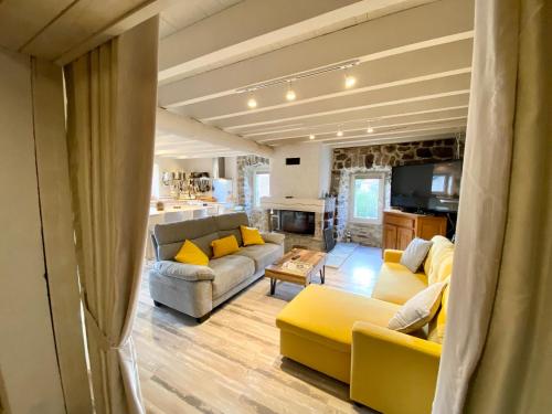 GITE DE GROUPE 160m2, 15p, salle de reception, jardin, terrasse in Saint Cirgues En Montagne