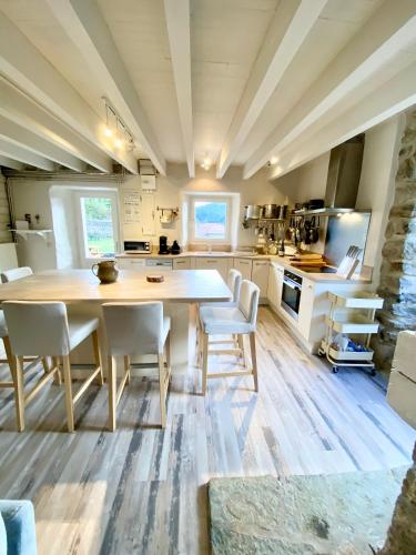 GITE DE GROUPE 160m2, 15p, salle de reception, jardin, terrasse in Saint Cirgues En Montagne