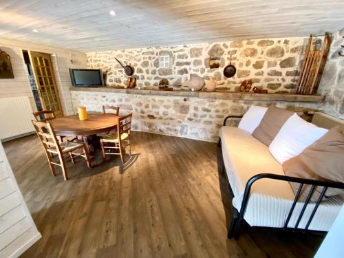 GITE DE GROUPE 160m2, 15p, salle de reception, jardin, terrasse in Saint Cirgues En Montagne