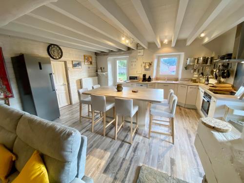 GITE DE GROUPE 160m2, 15p, salle de reception, jardin, terrasse in Saint Cirgues En Montagne