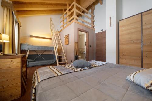1 queen bed, 1 twin bed, 2 sofa beds