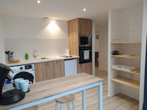 廚房, Gîte et SPA Au Secret Du Bonheur (Gite et SPA Au Secret Du Bonheur) in 克雷西塞爾河畔