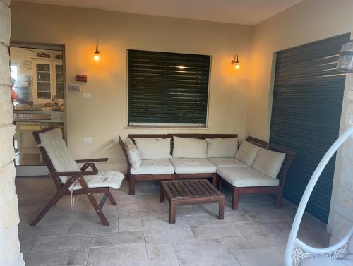 บริการและสิ่งอำนวยความสะดวก, In the center of the Moshava in ซิครอน ยาอาคอฟ