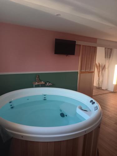 熱水浴缸, Gîte et SPA Au Secret Du Bonheur (Gite et SPA Au Secret Du Bonheur) in 克雷西塞爾河畔