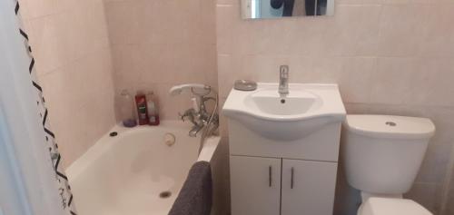 South London 1-Bed Apt Sleeps 3 8 mins to Tube, Londýn (fotografie 8)