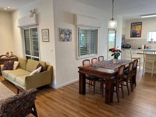 บริการและสิ่งอำนวยความสะดวก, In the center of the Moshava in ซิครอน ยาอาคอฟ