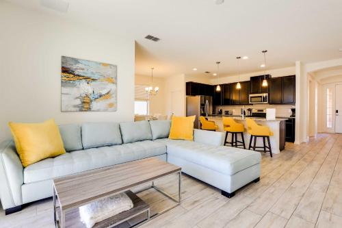 Chic Davenport Home about 12 Mi to Disney Parks! in Davenport, USA