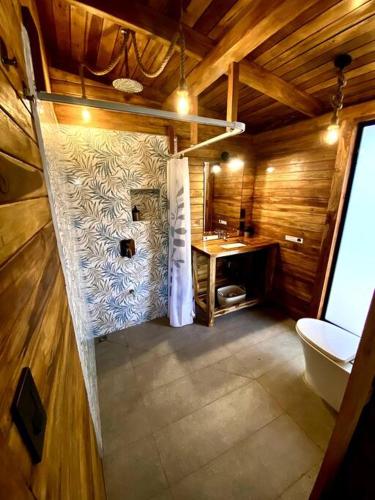 Hoja Azul - Sustainable teak modern cabin in Hojancha