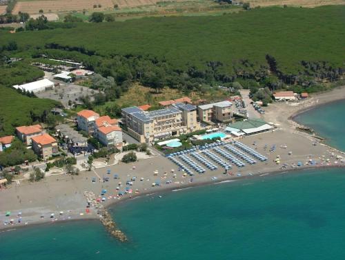 ISA-Family room with balcony and side sea view in hotel with swimming pool in Marina di Cecina, just 10 meters from the sea in Cecina