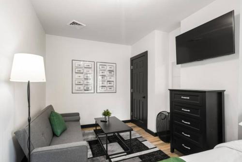 Center City Philly Home, Cozy 1-BR, Ideal Location for 4 Guests! Center City Philly Home, Cozy 1-BR, Ideal Location for 4 Guests!