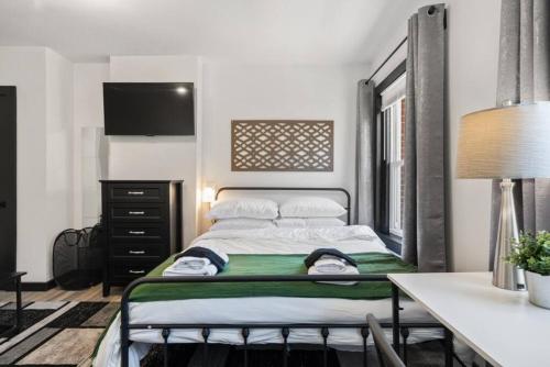 Center City Philly Home, Cozy 1-BR, Ideal Location for 4 Guests! Center City Philly Home, Cozy 1-BR, Ideal Location for 4 Guests!