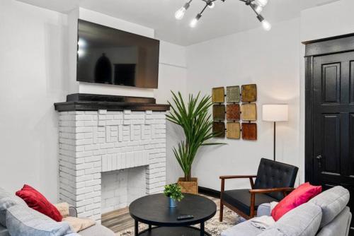 Modern City Luxury Home with Ample Parking in Charming Philly! Modern City Luxury Home with Ample Parking in Charming Philly!